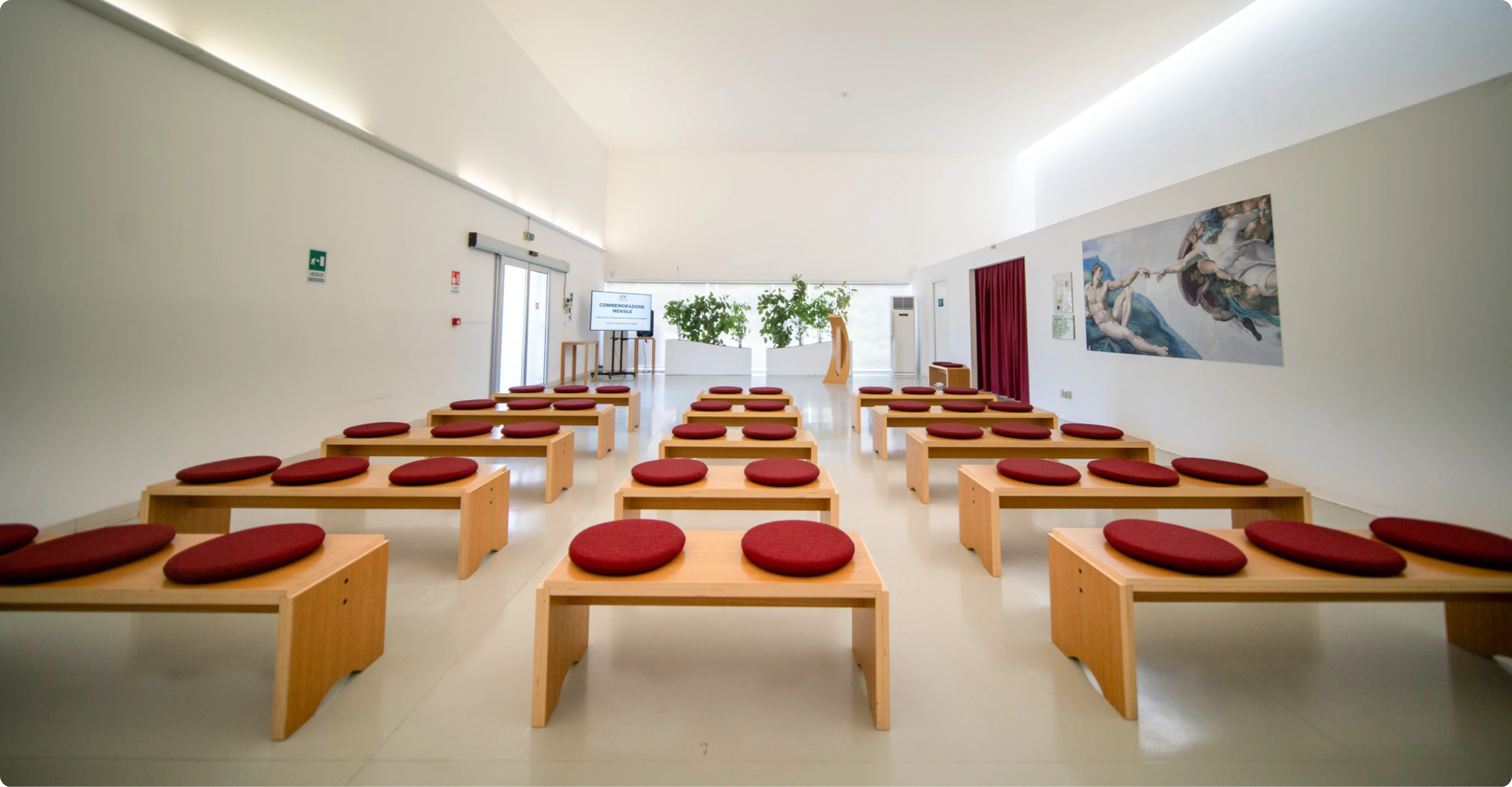 sedute sala del commiato di Spinea inquadratura frontale
