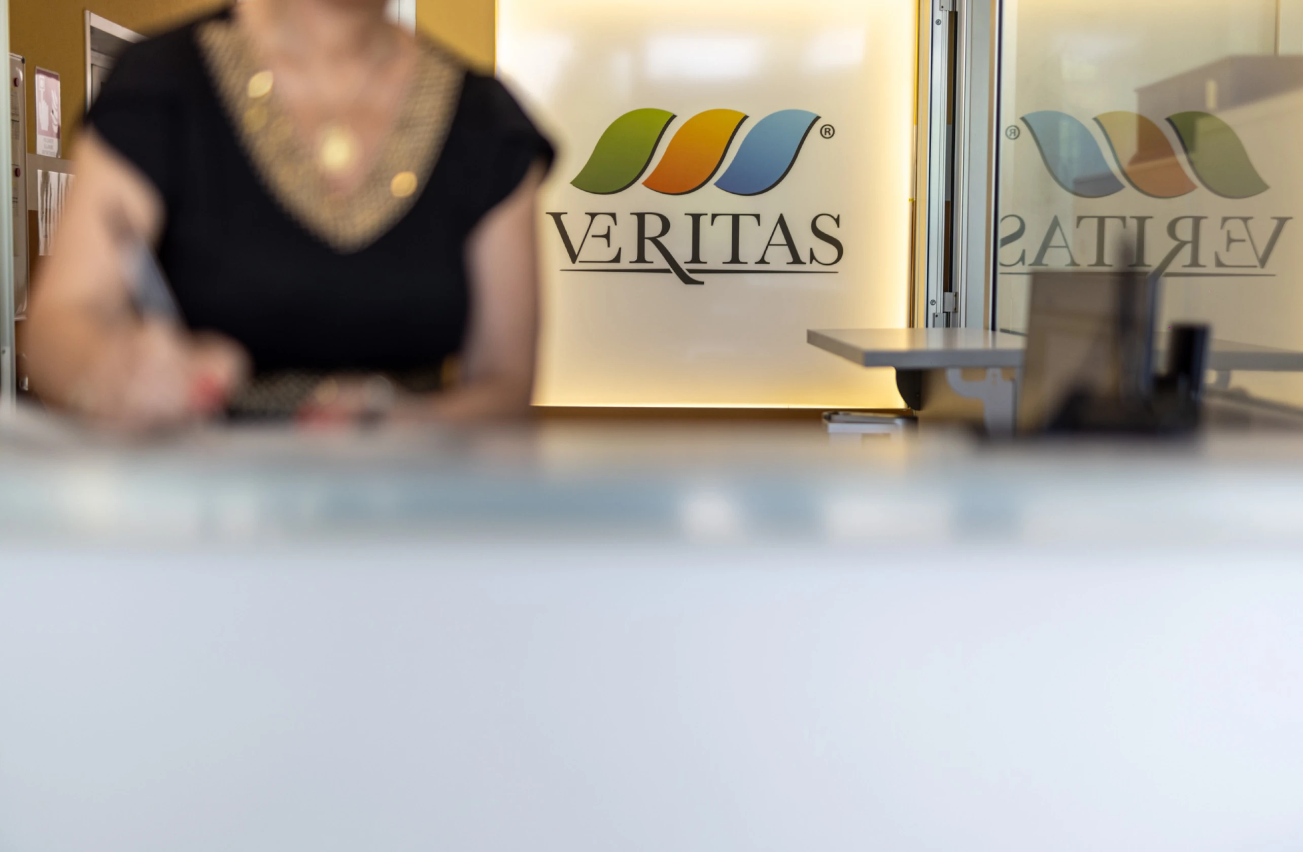 segreteria crematorio in primo piano con logo Veritas sullo sfondo