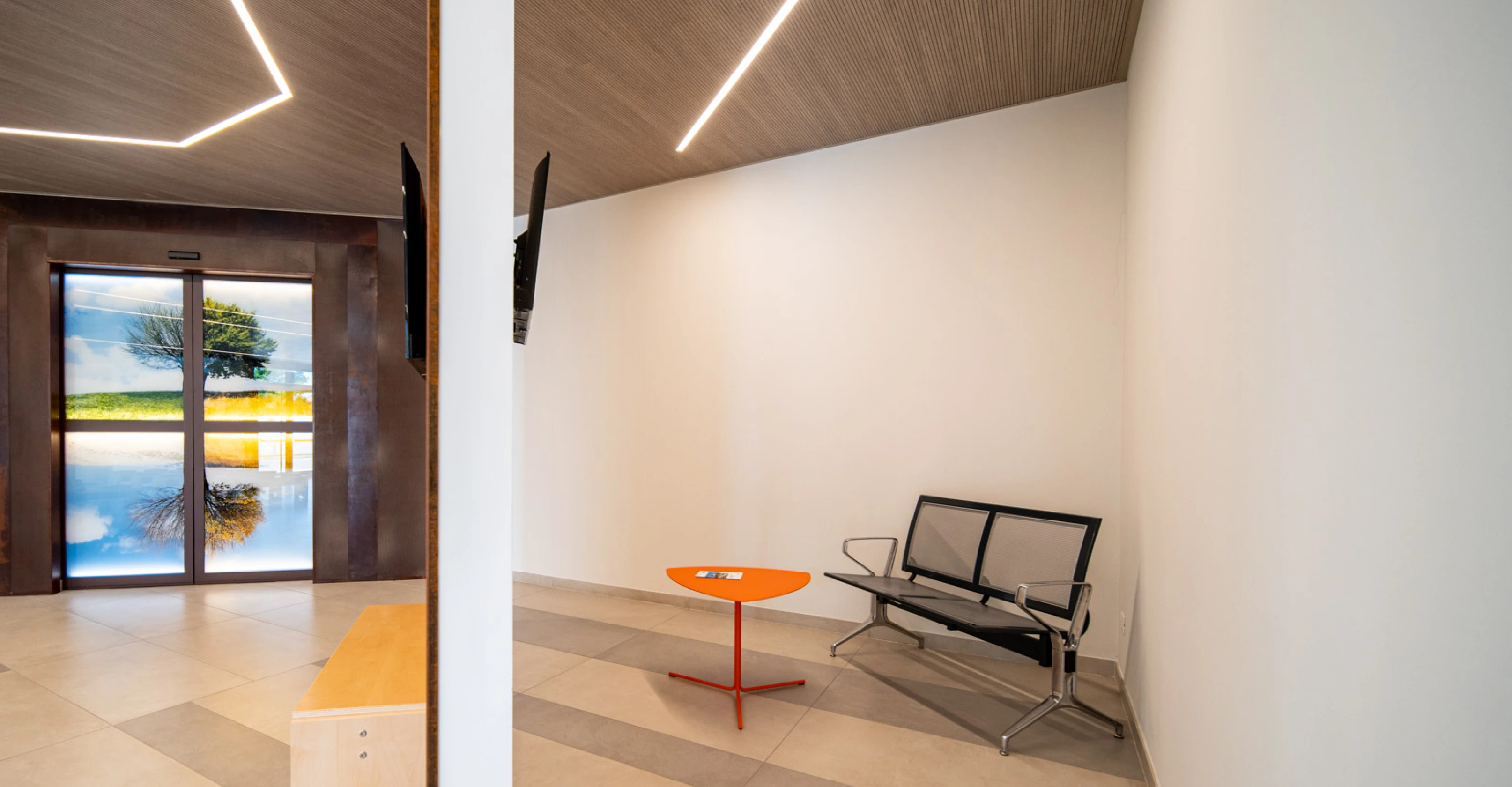 spazio intimo d’ingresso a sala del commiato di Conegliano